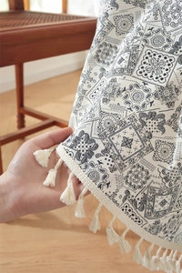 Détail de la nappe jacquard bohème florale avec d'élégantes franges blanches