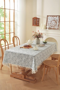 Vue détaillée d'une nappe en coton avec jacquard floral et bordures à franges