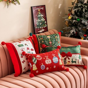 Dettaglio di quattro fodere per cuscini natalizi in jacquard con motivi di renne e neve