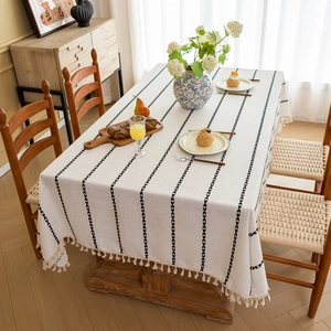 Tovaglia rettangolare color crema in poliestere con strisce nere e bordi con nappe eleganti