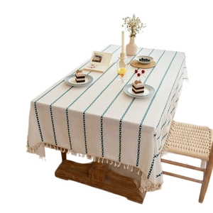 Tovaglia bohémien crema con strisce di foglie verdi e nappe per tavoli da pranzo