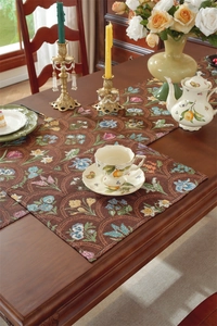 Détail de la texture jacquard à fleurs vintage sur un chemin de table marron rustique