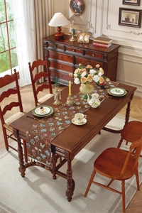 Détail d'un chemin de table vintage à fleurs jacquard avec des glands décoratifs