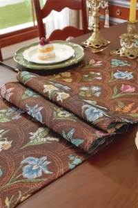 Texture détaillée du chemin de table jacquard avec motifs floraux vintage et franges