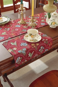 Détail de la texture d'un chemin de table en jacquard rétro aux motifs floraux