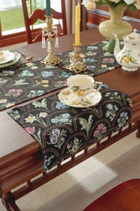 Gros plan du chemin de table jacquard vintage avec franges et motif floral tissé