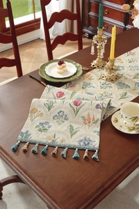 Détail du chemin de table en jacquard à fleurs avec des pompons de style vintage