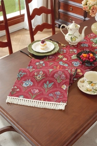 Détail du chemin de table jacquard vintage avec des glands à franges faits à la main