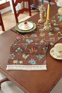 Détail du chemin de table en jacquard floral avec glands décoratifs de couleur crème