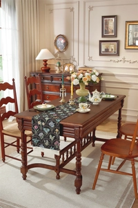 Chemin de table vintage en jacquard floral avec franges blanches sur une table en bois