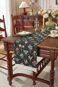 Gros plan du chemin de table jacquard floral vintage avec franges sur table