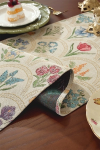 Détail du chemin de table jacquard rétro avec motifs floraux et texture tissée