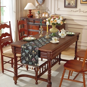 Chemin de table vintage en jacquard floral avec pompons pour décor rustique