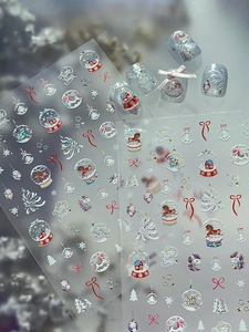Detail von Weihnachts-Nagelaufklebern mit 3D-Prägung, Schneeflocken und Pony-Motiven