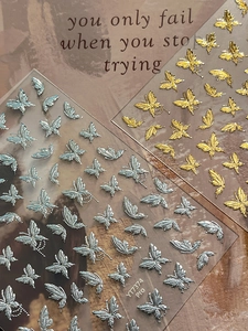 Macro di adesivi 3D per unghie a farfalla oro e argento con trame metalliche a rilievo