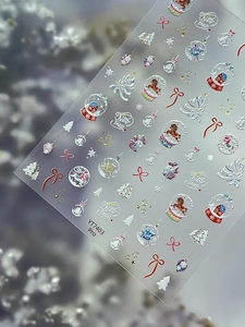 Detailansicht der 5D-Weihnachts-Nagelaufkleber mit holografischen Rentier- und Schneekugel-Motiven