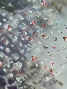 Detaillierte Makroansicht der 3D-geprägten Weihnachts-Nagelaufkleber mit Rentieren