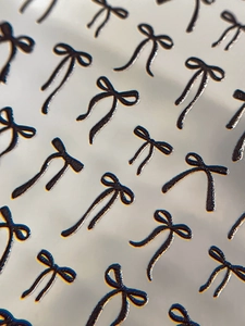 Macro di adesivi per unghie 3D a fiocco nero con finitura metallica lucida