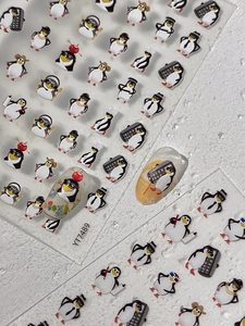 Détail d'autocollants pour ongles pingouins mignons montrant l'application avec le motif YT7489