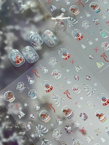 Detailansicht der Neujahrs-Nagelsticker mit 3D-Schneekugeln und festlichen Motiven