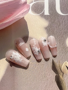 Macro shot of 5pcs pink handmade press-on nails with white roses, pearls and crystals