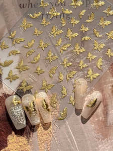 Dettaglio degli adesivi per unghie a farfalla 3D oro YT7373 Pro su eleganti unghie opache