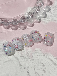 Details von rosa Y2K Press-On Nails mit 3D-Schleifen, Strass und Herzmustern