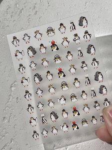 Détail d'autocollants à ongles pingouin avec paillettes et divers petits personnages mignons