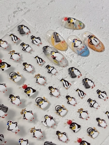 Gros plan d'autocollants pour ongles pingouins mignons montrant divers styles de dessins