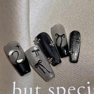 Unghie finte a trapezio lunghe con fiocchi neri, glitter argento e strass brillanti