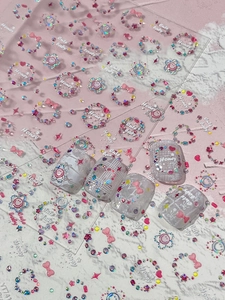 Detail von 3D-Nagelaufklebern mit Laser-Herzen, Schleifen und bunten Strasssteinen für DIY