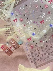 Détail de stickers nail art 3D avec motifs étoiles, nœuds et cœurs en tons bleu et rose