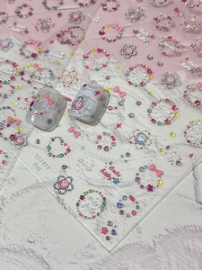 Detail von 5D-geprägten Nagelaufklebern mit rosa 3D-Herzen und niedlichen Schleifen