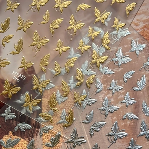 Adesivi per unghie a farfalla 3D oro e argento YT7373 Pro su sfondo effetto pietra