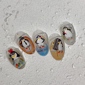 Stickers à ongles de pingouins mignons avec expressions drôles sur fond blanc texturé
