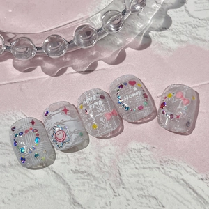 Süße rosa-weiße Press-on-Nägel mit Smileys, Strasssteinen und Honey-Schriftzug-Design