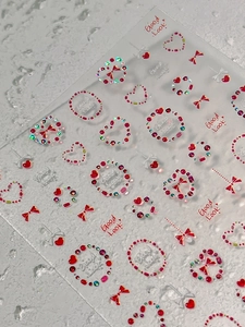 Détails d'autocollants 3D pour ongles avec cœurs, nœuds et strass aux reflets irisés