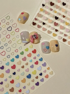 Détail macro des stickers nail art cœur en relief YT7425 aux tons Morandi