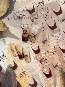 Macro de stickers pour ongles à motifs nœuds et pois marron rouge pour une manucure
