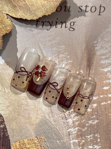 Détails de bijoux d'ongles vintage avec cœurs rouges et nœuds peints à la main