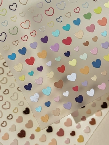 Détail de stickers à ongles cœur gaufrés colorés aux textures nacrées et mates