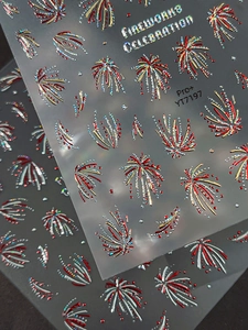 Dettaglio macro di adesivi per unghie 3D a rilievo con fuochi d'artificio rosso e oro