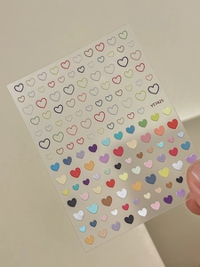 Gros plan d'autocollants 5D pour ongles avec motifs de cœurs colorés évidés et pleins