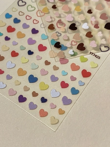Détail macro d'autocollants 3D gaufrés pour ongles avec cœurs colorés motif YT7425