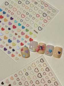 Vue macro de stickers d'ongles en relief 5D en forme de cœur aux couleurs de macaron