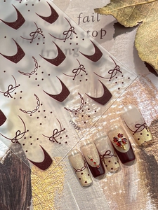 Détails d'autocollants pour ongles bordeaux avec motifs de nœuds français et pois