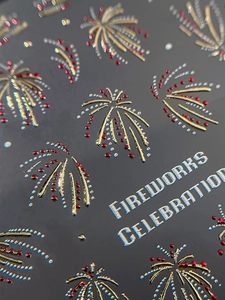 Macro di adesivi per unghie 3D con fuochi d'artificio rossi e dorati per nail art festiva