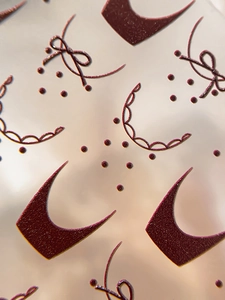 Macro de stickers ongles bordeaux mats 3D avec motifs de nœuds et pois à texture relief