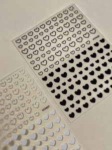 Détail d'autocollants 3D en relief pour ongles avec motifs de cœurs YT7427 et YT7428