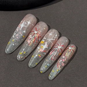 Unghie finte stiletto glitterate argento con motivi di fuochi d'artificio rossi 3D